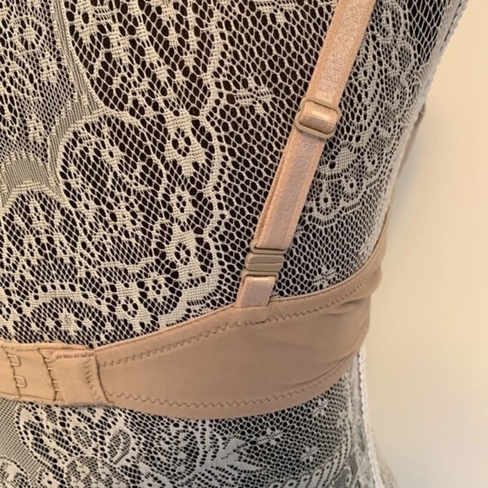 Vassarette beige convertible straps underwire‎ bra.  Lightly padded. Size 34B.